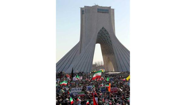 Nach Angaben der Staatsmedien nahmen am Samstag Millionen Menschen an den Veranstaltungen teil. Eine Menschenmenge versammelt sich vor dem Azadi-Turm in Teheran.