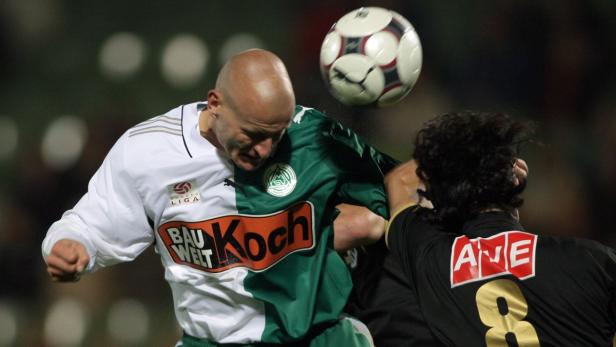 Zwei Fußballspieler kämpfen um einen Ball während eines Spiels.