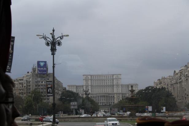 Blick auf den Parlamentspalast in Bukarest an einem trüben Tag.