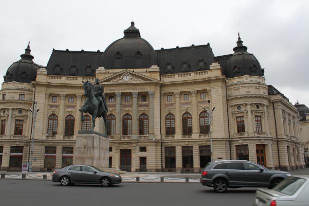 Das Universitätsgebäude Fundatiunea Universitară Carol I in Bukarest mit Reiterstandbild im Vordergrund.