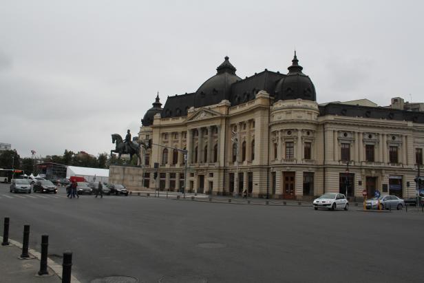 Das Rumänische Athenäum in Bukarest mit einer Reiterstatue davor.
