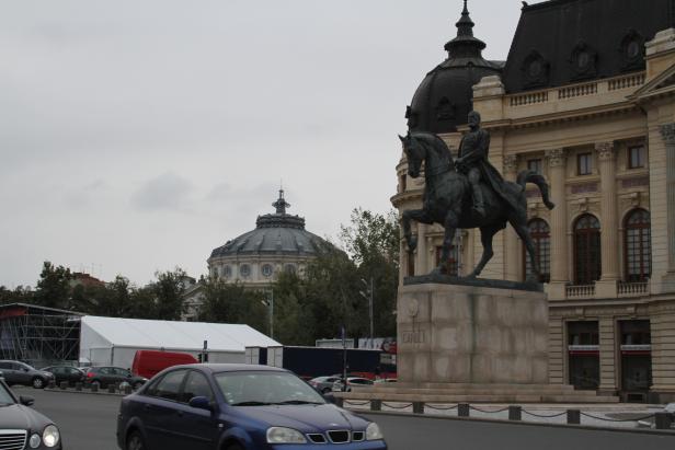 Das Reiterstandbild von Karl I. vor dem Rumänischen Athenäum in Bukarest.