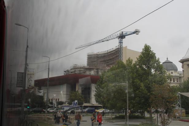 Eine Baustelle mit einem Kran in einer städtischen Umgebung.