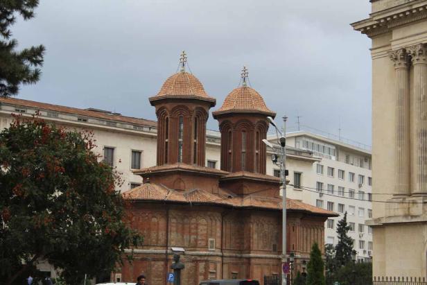 Die Stavropoleos-Kirche in Bukarest mit ihren zwei Türmen unter einem bewölkten Himmel.