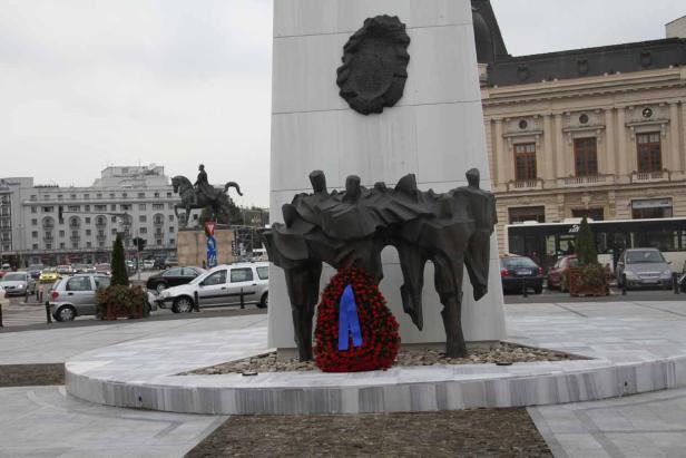 Ein Denkmal in Bukarest mit einem Kranz davor.