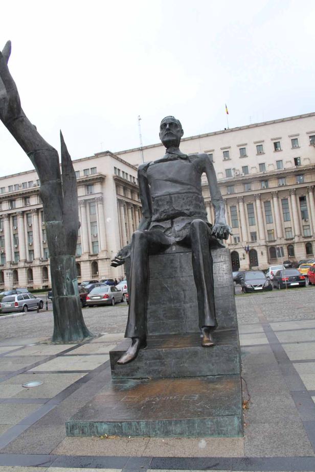 Eine Bronzestatue von Corneliu Coposu vor dem Parlamentspalast in Bukarest.