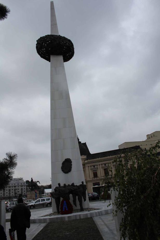 Das Denkmal der Wiedergeburt in Bukarest, Rumänien, an einem bewölkten Tag.