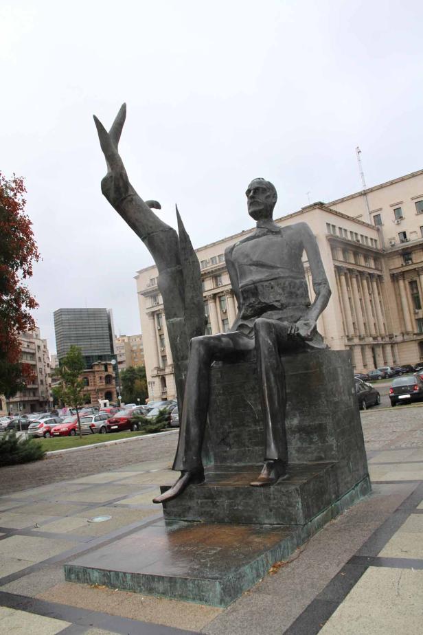 Eine Bronzestatue von Ion Caramitru in Bukarest, Rumänien.