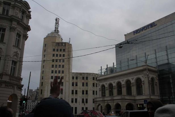 Blick auf das Novotel und andere Gebäude in einer städtischen Umgebung.