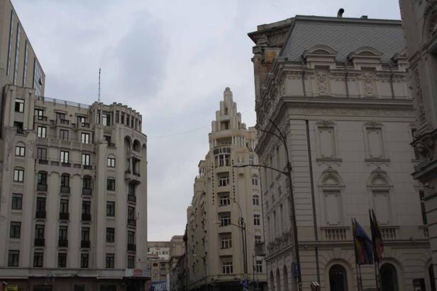 Blick auf eine Straße mit verschiedenen architektonisch gestalteten Gebäuden in Bukarest.
