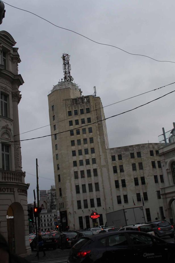 Ein Blick auf das Metropolis Casino in Bukarest, Rumänien, an einem bewölkten Tag.