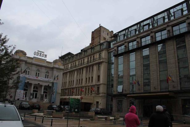 Das Teatrul Odeon und das Ramada Hotel in Bukarest an einem bewölkten Tag.