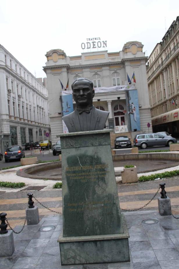 Eine Büste von Mustafa Kemal Atatürk vor dem Teatrul Odeon in Bukarest.
