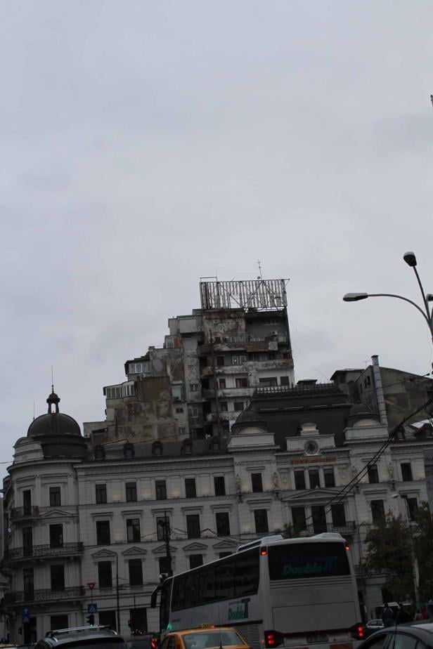 Ein ungewöhnliches Gebäudeensemble in einer städtischen Umgebung.