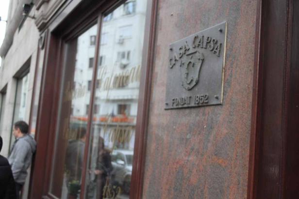 Das Schild „Casa Capsa, Fundat 1852“ an der Fassade eines Gebäudes.