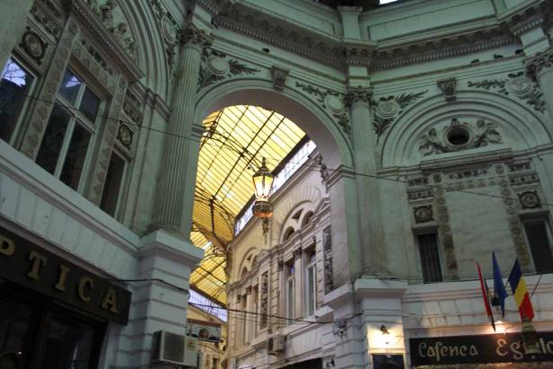 Die Passage in Bukarest ist mit einem gelben Glasdach versehen.