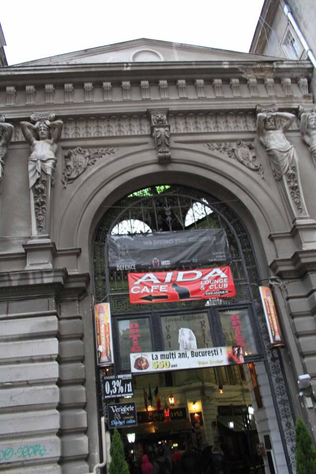 Das Aida Café und Lounge & Club befindet sich in einem verzierten Gebäude in Bukarest.