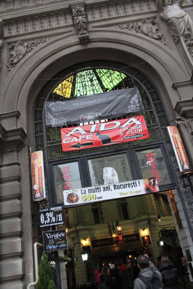 Der Eingang zum Aida Café in Bukarest ist mit mehreren Werbebannern geschmückt.