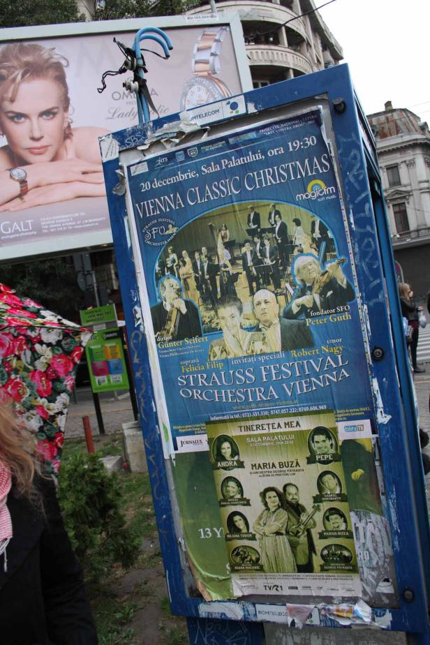 Eine Litfaßsäule mit Werbung für „Vienna Classic Christmas“ und andere Veranstaltungen in Bukarest.