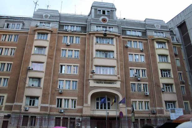 Das Gebäude der Polizei Bukarest mit rumänischer und europäischer Flagge vor dem Eingang.