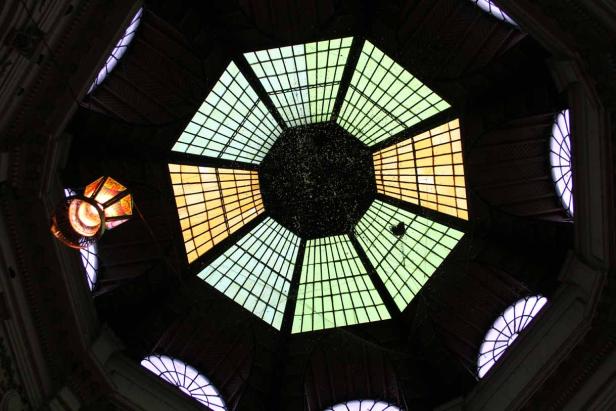 Ein Blick auf eine achteckige Glaskuppel mit gelben und grünen Elementen.