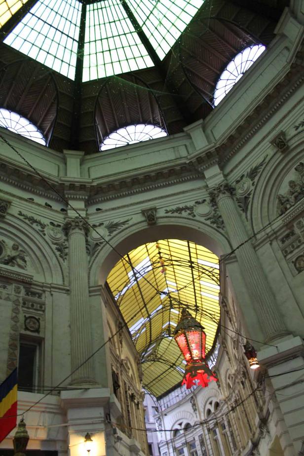 Blick in die prunkvolle, überdachte Passage mit roter Laterne und Glasdach.