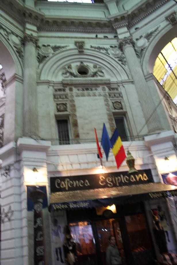Das „Cafenea Egipteana“ in einem verzierten Gebäude mit rumänischer Flagge.
