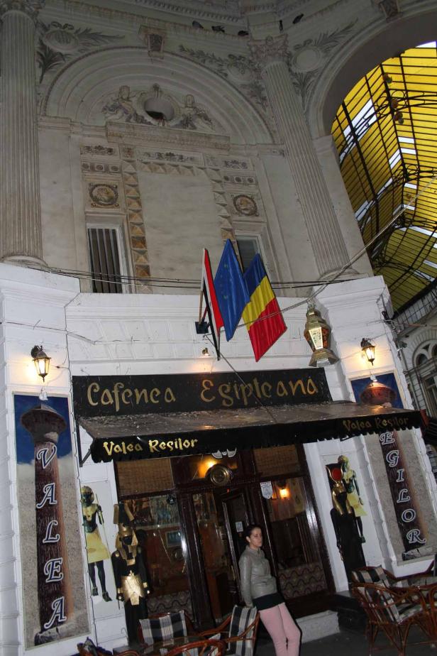 Das „Cafenea Egipteana“ in Bukarest mit ägyptischen Dekorationen und rumänischer Flagge.