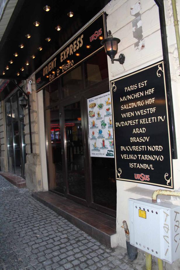 Die Fassade des „Orient Express Bar & Bistro“ mit einer Liste von Städtenamen.