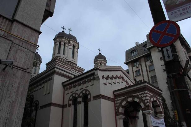 Eine Kirche mit Kuppeln und Kreuzen unter einem bewölkten Himmel.