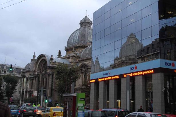 Das rumänische Nationalbankgebäude und ein modernes Bürogebäude in Bukarest.