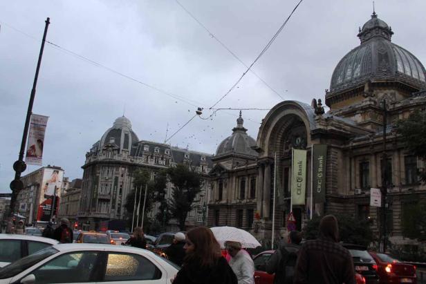 Blick auf die CEC Bank in Bukarest bei trübem Wetter.