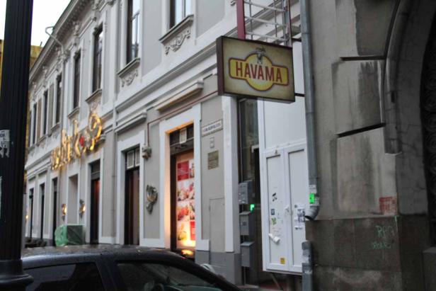 Das Schild „Havana“ hängt an einem Gebäude in einer Stadt.