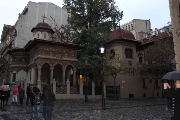 Das Stavropoleos-Kloster in Bukarest, Rumänien, an einem bewölkten Tag.