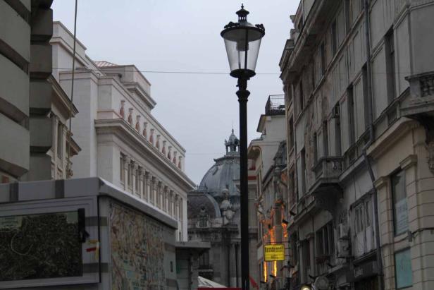 Eine Straße in Bukarest mit Blick auf den Kuppelbau des Rumänischen Athenäums.