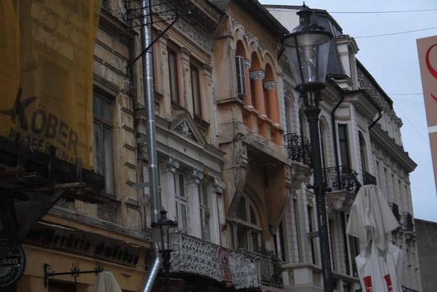 Die Fassaden alter Gebäude mit kunstvollen Details und einem Hauch von Verfall.