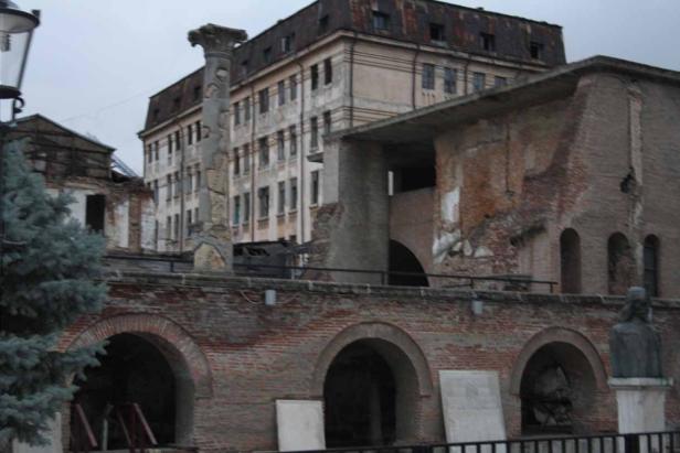 Eine Ansicht von alten Gebäuden und Ruinen unter einem bewölkten Himmel.