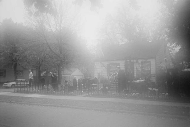 Ein Vorgarten ist mit Skeletten und anderen Halloween-Dekorationen geschmückt.