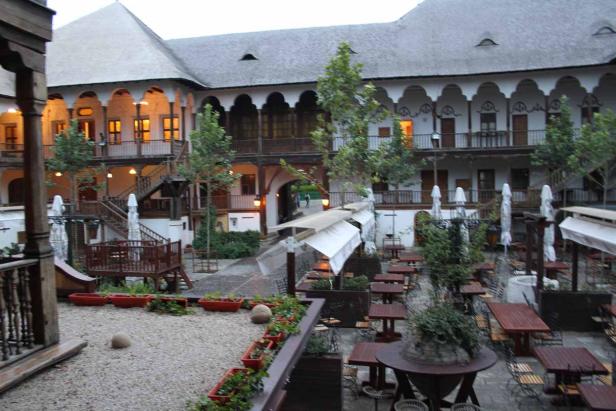 Ein Innenhof mit einem Restaurant und traditioneller Architektur.