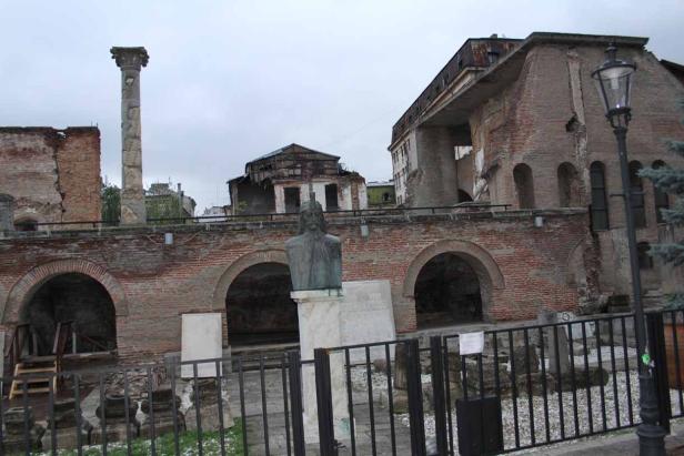 Büste vor den Ruinen des Palastes des rumänischen Herrschers Vlad III. Drăculea in Bukarest.