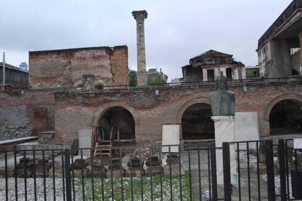 Die Ruinen von Curtea Veche in Bukarest mit einer Büste von Vlad III. Drăculea.