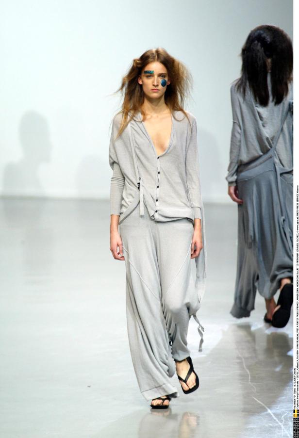 Ein Model mit blauem Make-up auf dem Laufsteg bei einer Modenschau von Yohji Yamamoto.