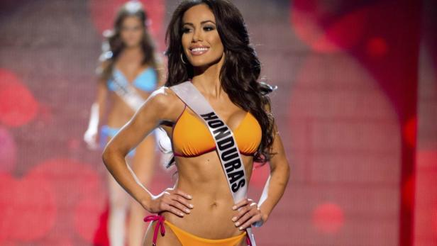 Eine Teilnehmerin der Miss Universe Wahl präsentiert sich mit der Schärpe „Honduras“.