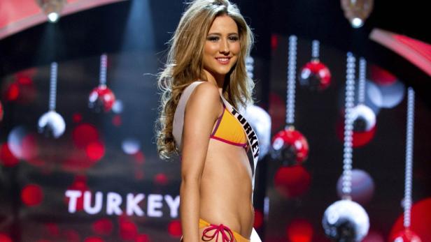 Eine Frau mit einer Schärpe mit der Aufschrift „Turkey“ bei einem Schönheitswettbewerb.