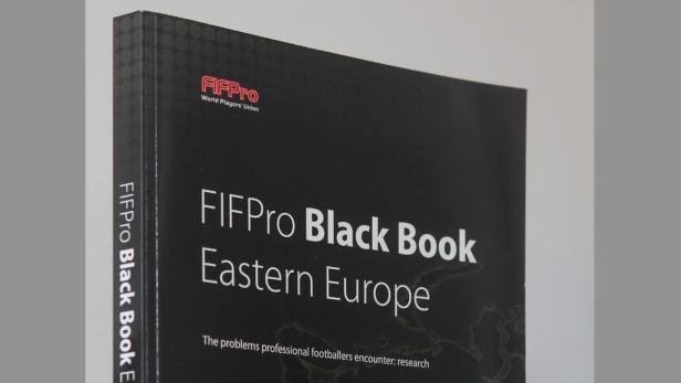 Das „FIFPro Black Book Eastern Europe“ liegt auf einem Tisch.