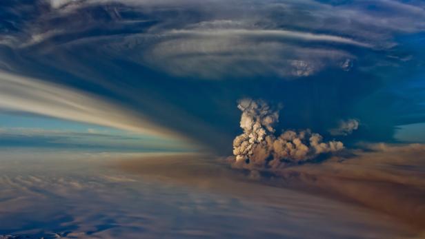 Ein Vulkanausbruch schleudert Asche und Rauch in den Himmel.