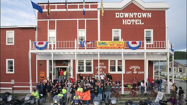 Eine Gruppe von Motorradfahrern vor dem „Downtown Hotel“ und „Jack London Grill“.