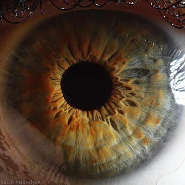 Nahaufnahme eines menschlichen Auges mit einer irisierenden Iris.