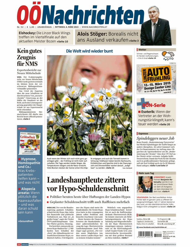 Eine Nahaufnahme von Gänseblümchen mit einer Person im Hintergrund.