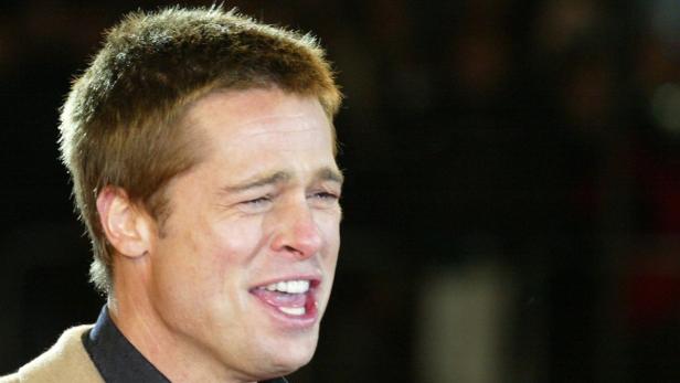 Brad Pitt lächelt mit zusammengekniffenem Auge.